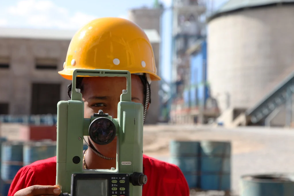 Ouvriers sur un chantier de construction illustrant la gestion des plannings et du temps de travail dans le bâtiment