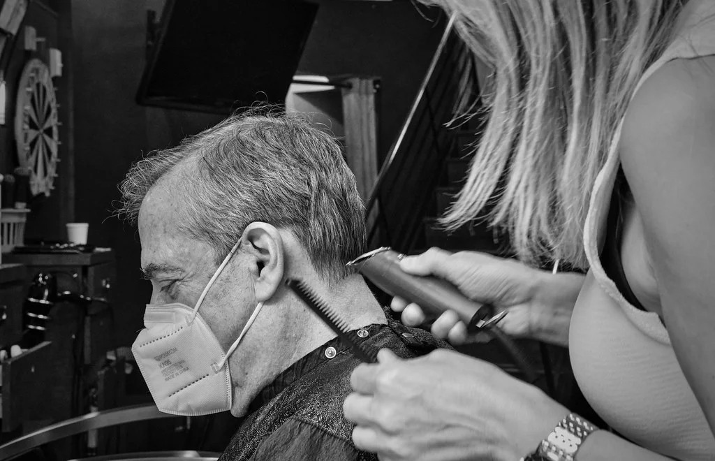 Coupe de cheveux dans un salon de coiffure professionnel