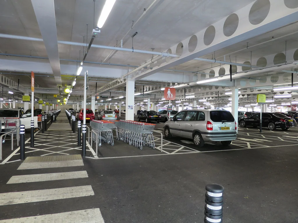 Façade et parking d'un hypermarché de grande distribution