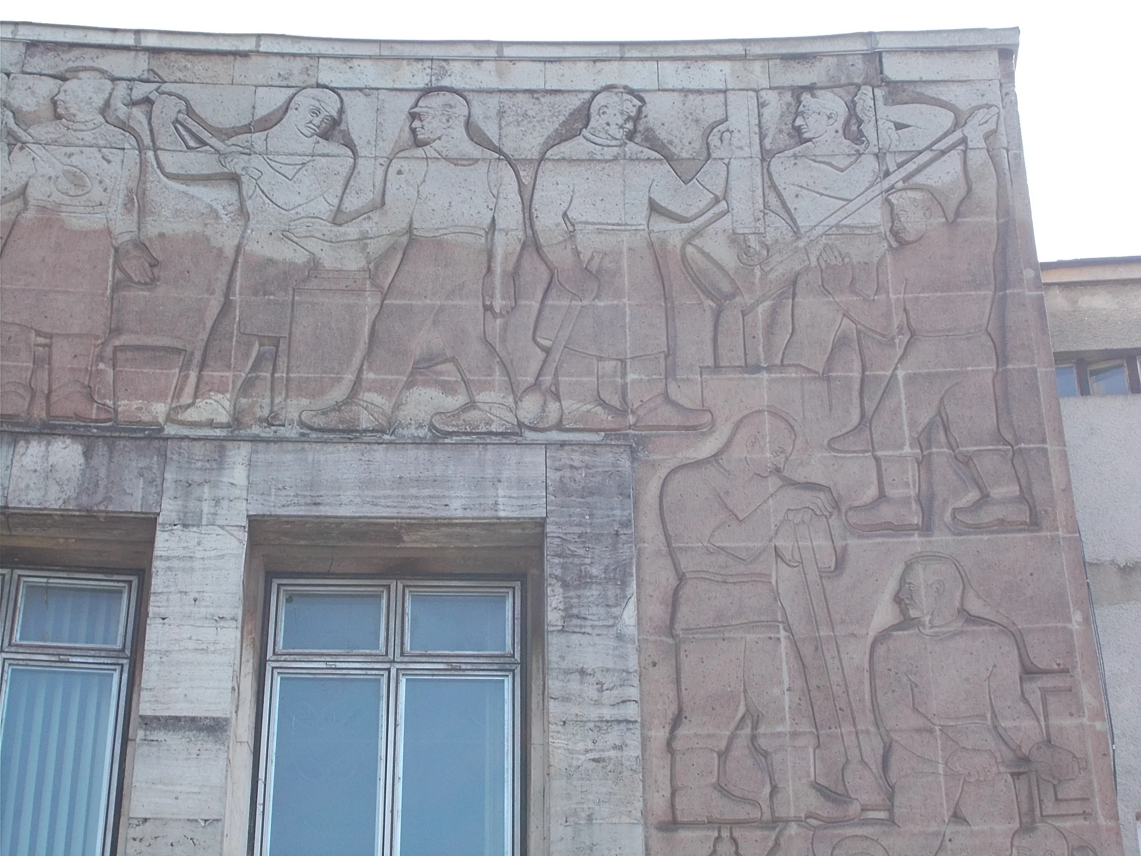 Bas-relief représentant des ouvriers industriels sur un bâtiment de la ville métallurgique d'Ózd