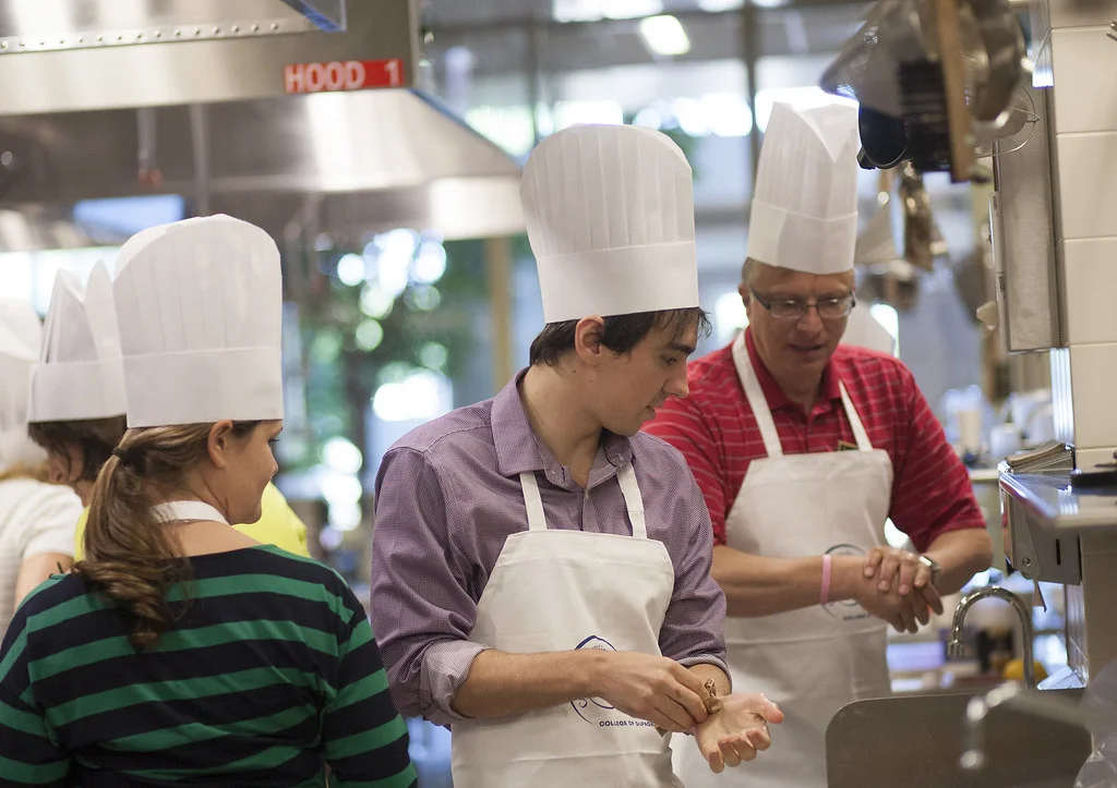 Équipe en cuisine avec toques blanches pendant le service en restaurant