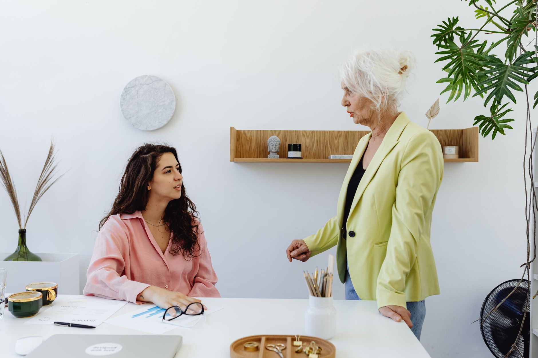 Manager et collaboratrice échangeant en tête-à-tête lors d'un entretien individuel