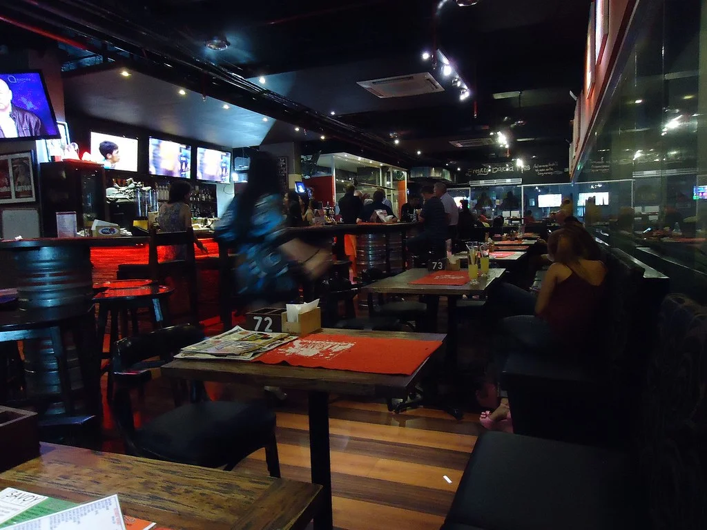 Équipe d'un bar de restaurant d'hôtel derrière le comptoir, prête pour le service