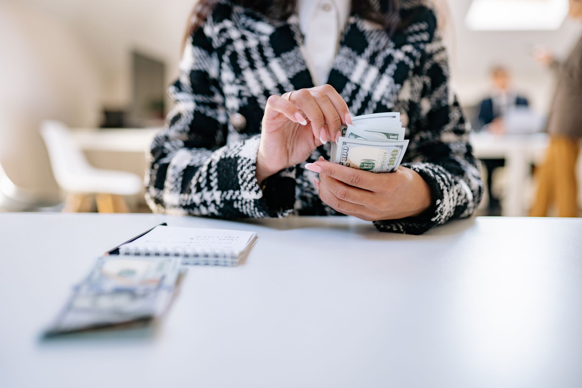 Personne comptant des billets dans un bureau, illustration du plan de rémunération